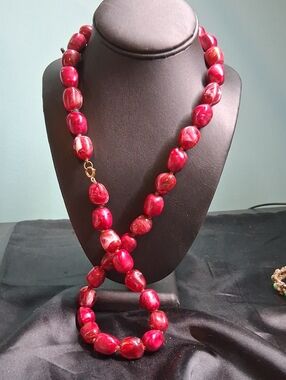 V64. Vintage Faux Marbeled Crimson Red Necklace 28"